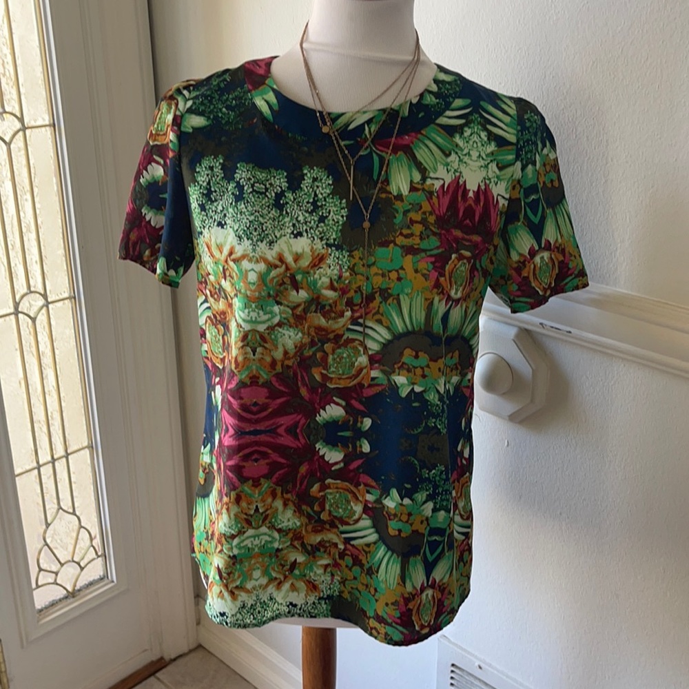 Floral blouse size small. Collective concepts.
